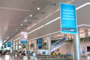 在机场的广告
